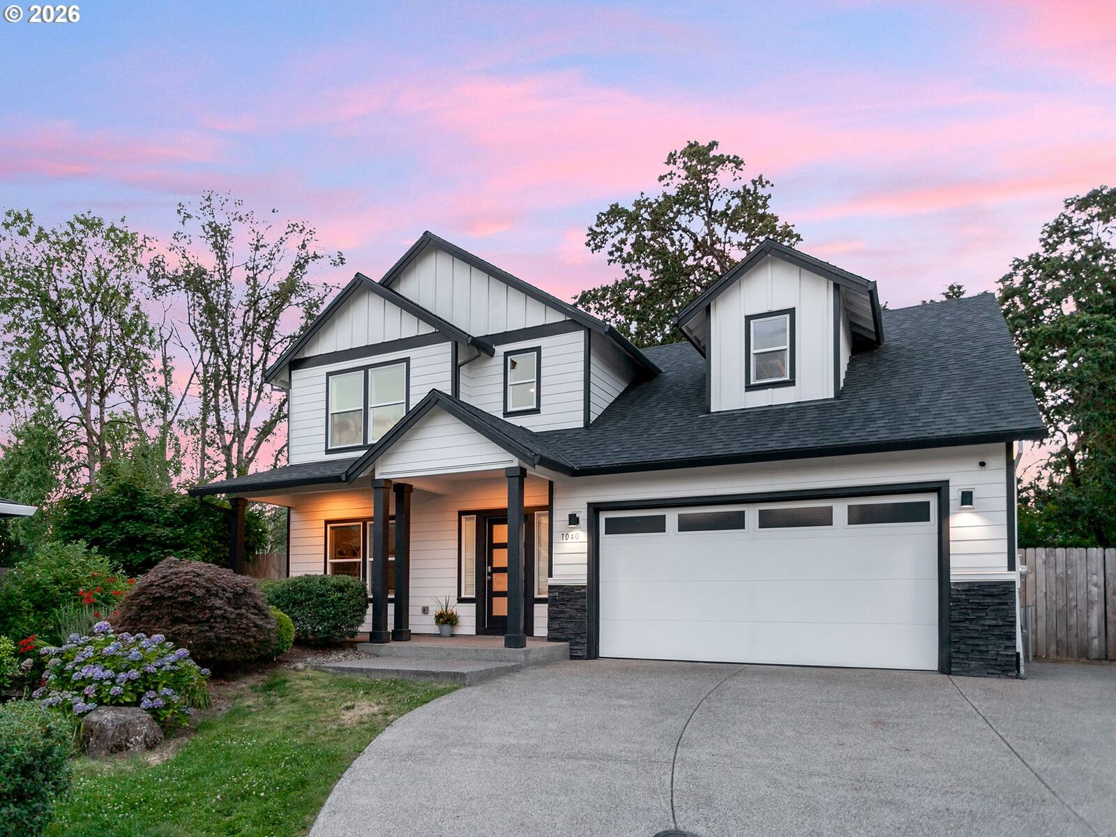 Property Photo:  1040 Donna Lynn Way  OR 97027 