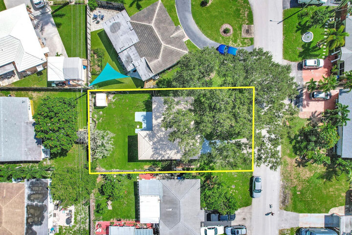 Property Photo: 261 NE 45th Street FL 33334
