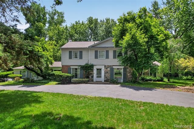Property Photo: 321 Barden Road MI 48304