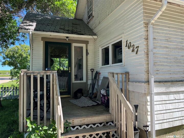 Property Photo: 1027 7th Avenue NE SK S6H 1M9