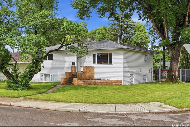 Property Photo:  302 U Avenue N  SK S7L 3C7 