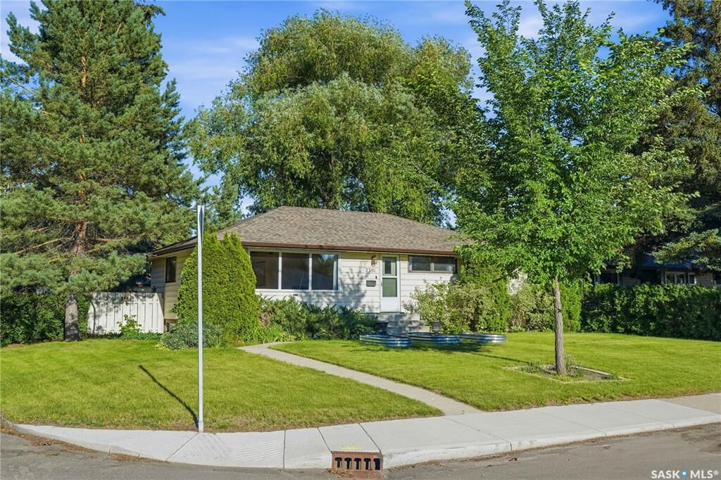 Property Photo:  2301 Cairns Avenue  SK S7J 1T9 
