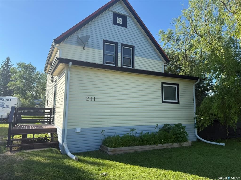 Property Photo:  211 Martin Street  SK S0C 2C0 