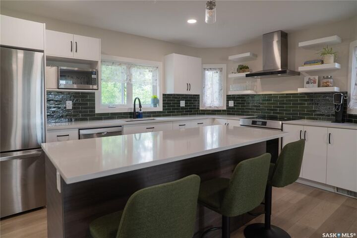 Property Photo:  4052 Taylor Street E  SK S7H 5J5 