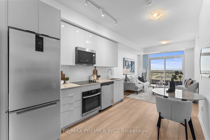 Property Photo:  474 Caldari Road 2206  ON L4K 0R5 