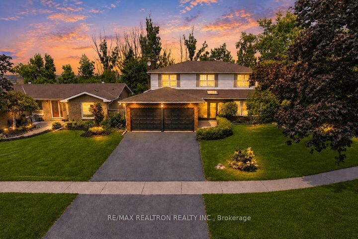 18 Debra Crescent — photo 1