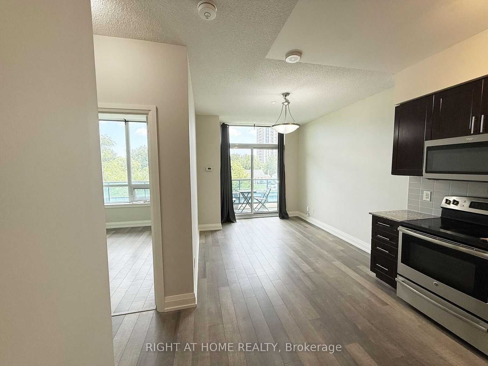Property Photo: 7165 Yonge Street 317 ON L3T 0C9