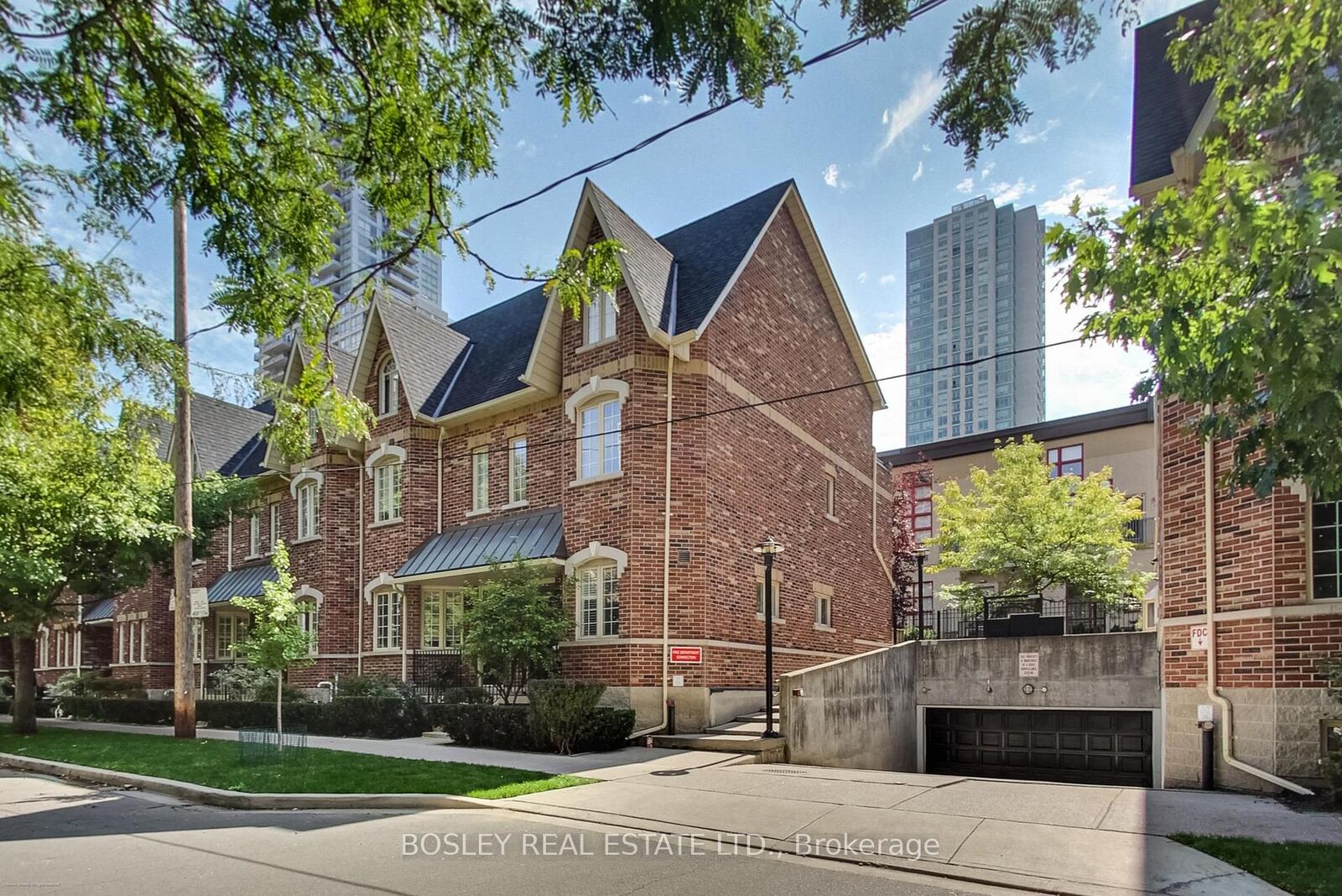 Property Photo: 21 Earl Street L1 ON M4Y 3C8