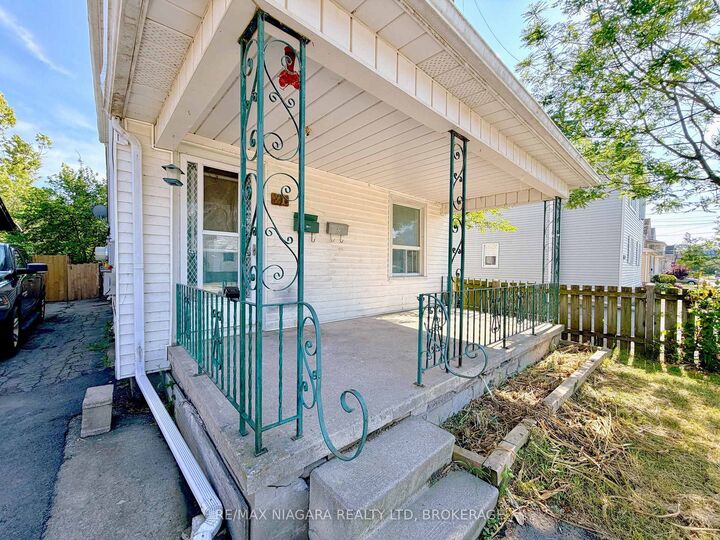 Property Photo:  21 Fifth Street  ON L3B 4Z4 