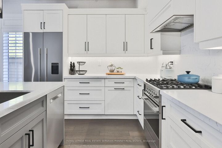 Property Photo: 6 Iroquois Avenue ON L5G 1M6