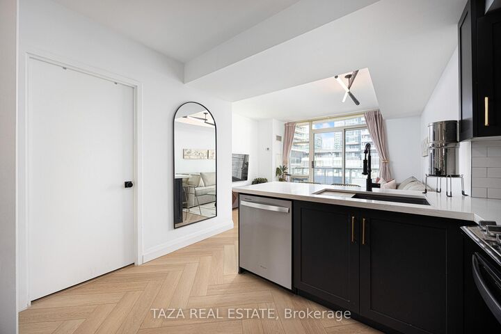 Property Photo:  10 Navy Wharf Court 1705  ON M5V 3V2 
