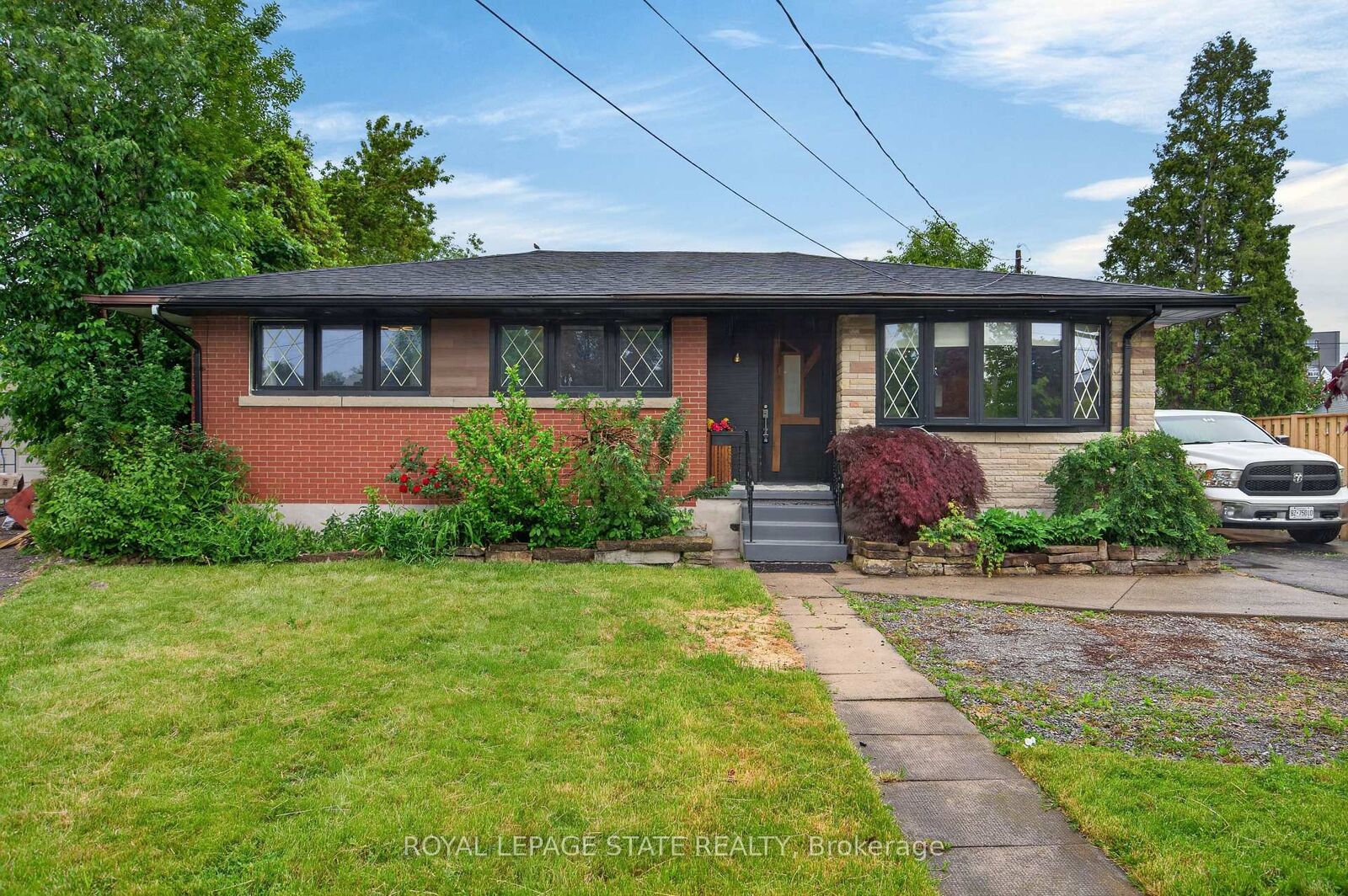 Property Photo: 33 Kenwood Crescent ON L8T 1W3