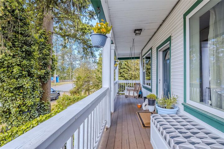 Property Photo: 654 Farquhar St BC V9R 2E5