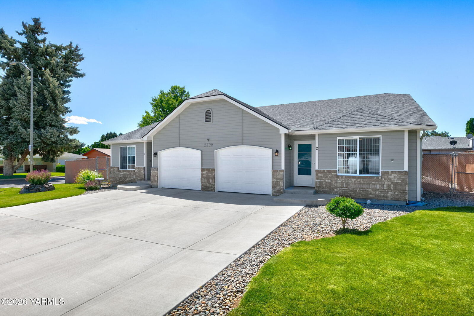 Property Photo:  2200 Lila Ave  WA 98902 