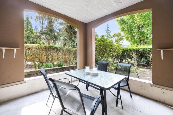 Property Photo: 678 W Queens Road 206 BC V7N 2L3