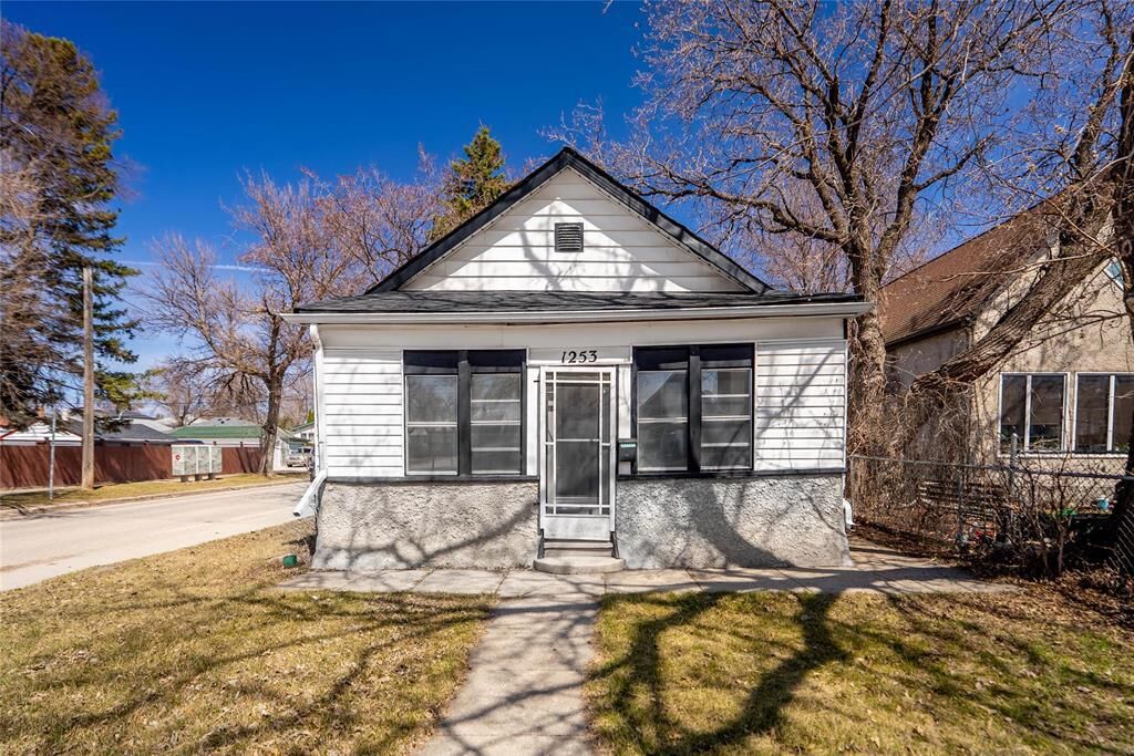 Property Photo: 1253 Pritchard Avenue MB R2X 0G7