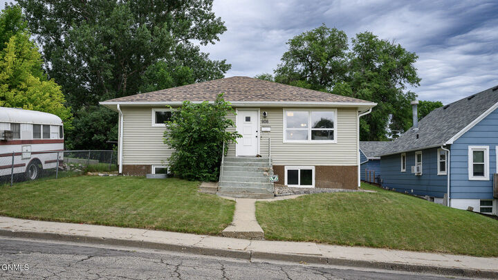 Property Photo:  906 5th Avenue NW  ND 58554 
