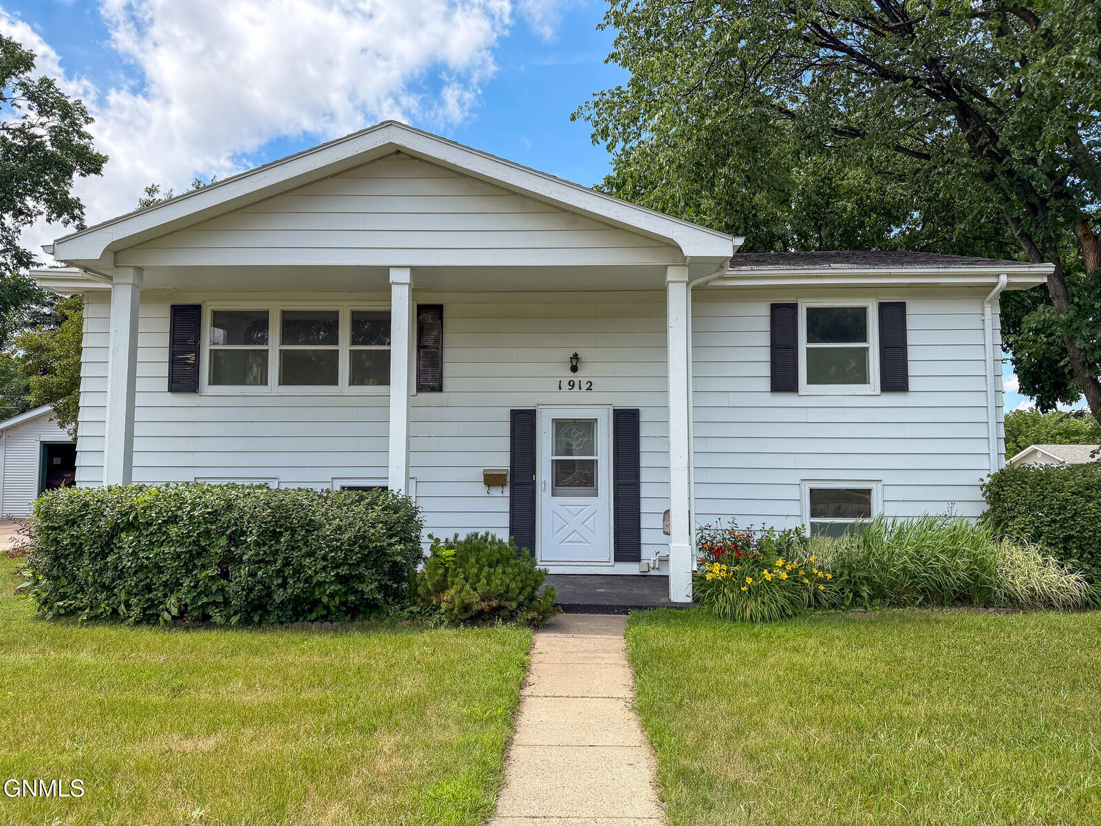 Property Photo: 1912 Bell Street ND 58501