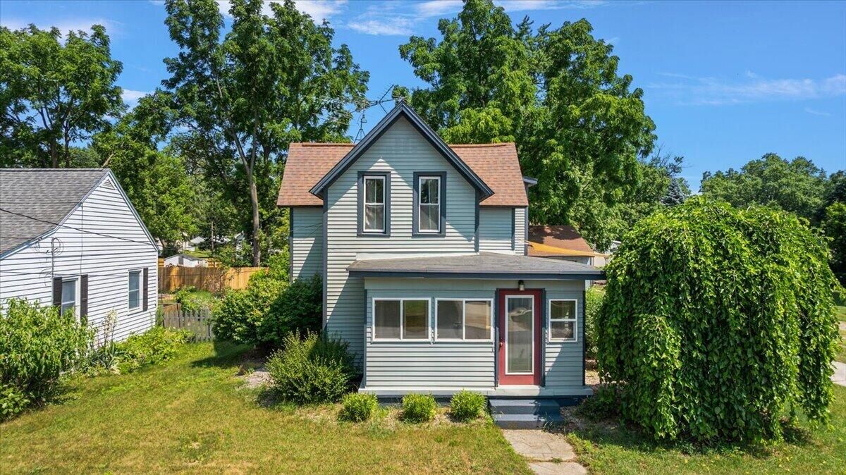 Property Photo: 903 Cogswell Street NW MI 49544