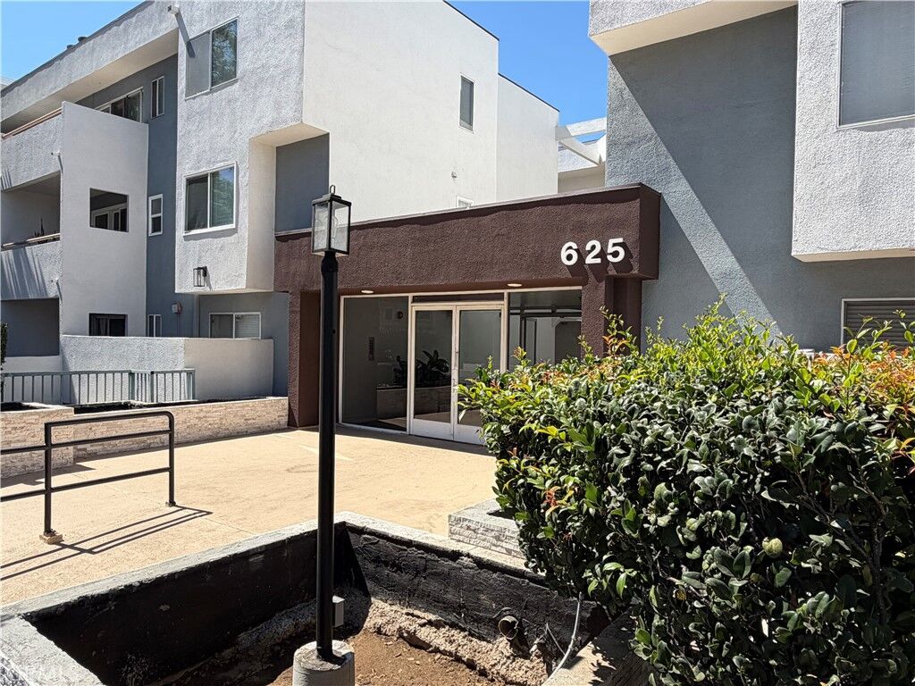 Property Photo: 625 E Del Mar Boulevard 208 CA 91101