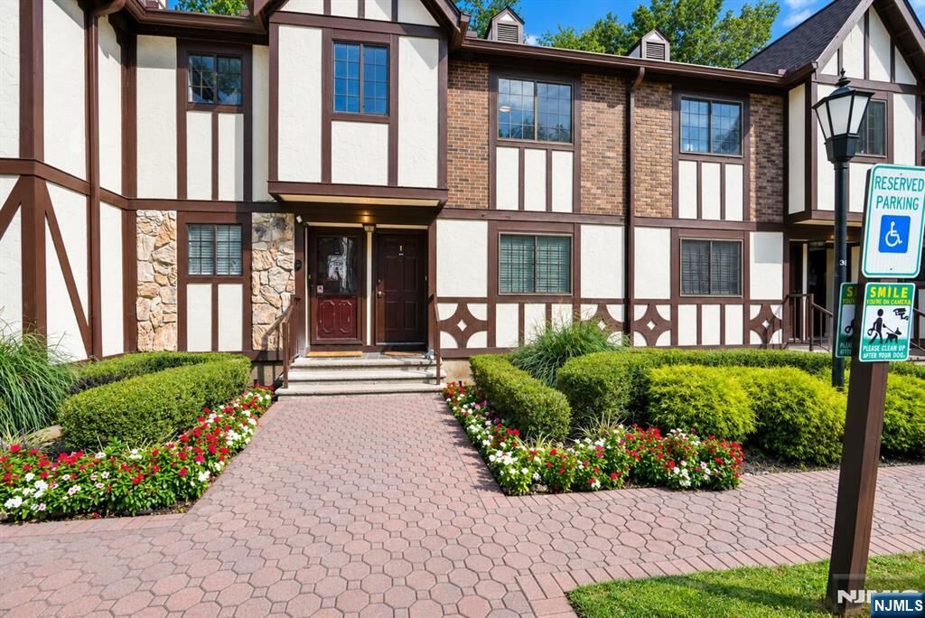 Property Photo:  1806 Faulkner Court  NJ 07430 