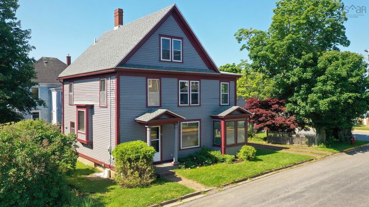 46 Fox Street Old-Town Lunenburg — photo 1