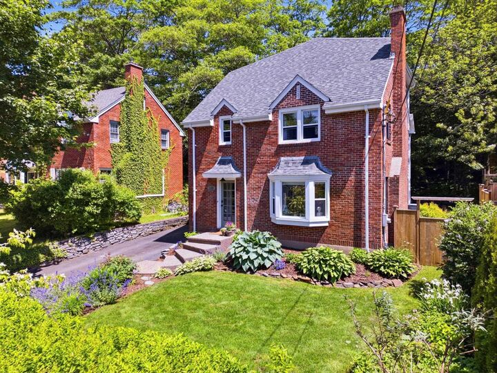 1135 Rockcliffe Street — photo 1
