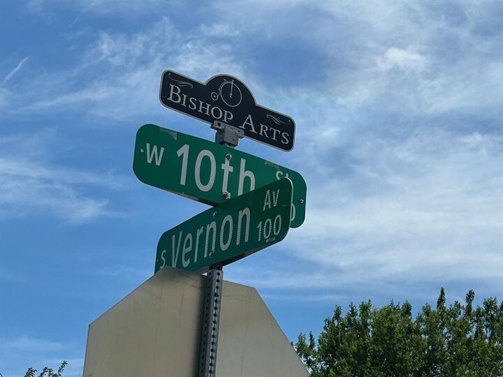 Property Photo: 735 W 10th Street TX 75208