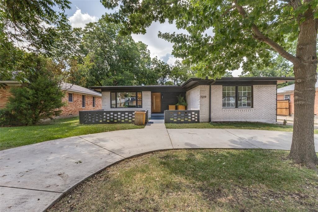 Property Photo: 7219 E Mockingbird Lane TX 75214