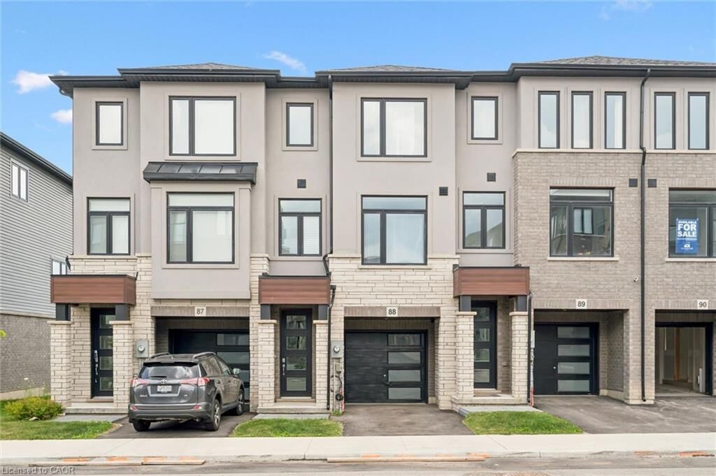 Property Photo:  155 Equestrian Way 88  ON N3E 0E8 