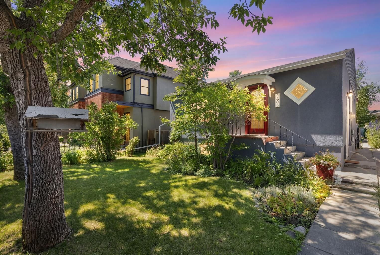 Property Photo:  2605 29 Street SW  AB T3E 2K6 