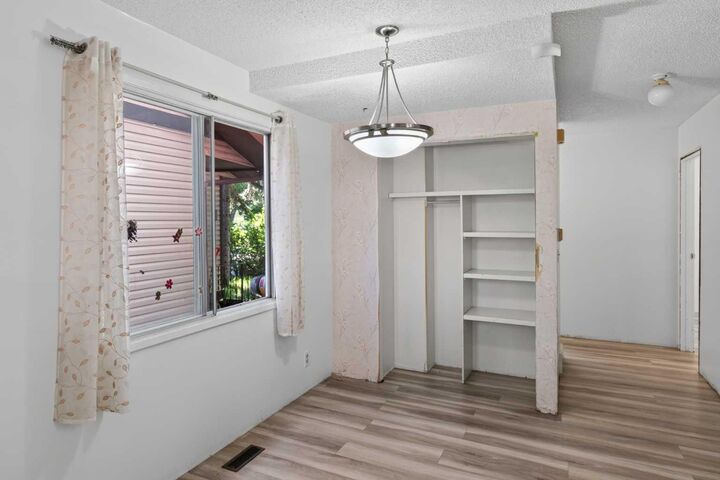 Property Photo:  558 Whitehill Place NE  AB T1Y 3G8 