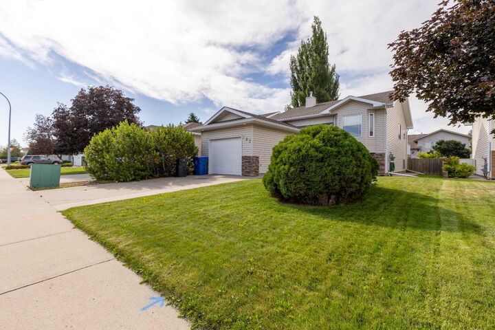 Property Photo:  187 Cougar Way N  AB T1H 6P4 