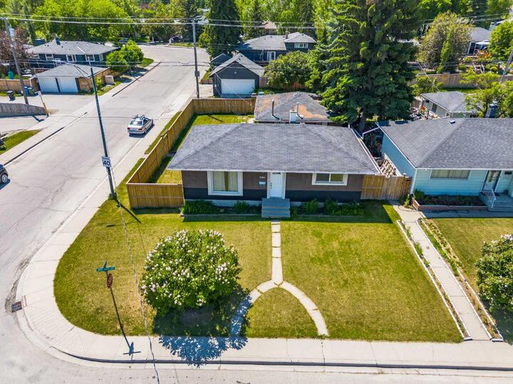 Property Photo:  4703 Waverley Drive SW  AB T3C 2P5 