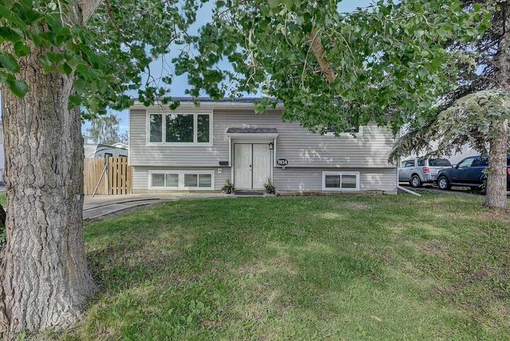 Property Photo:  7634 Patterson Drive  AB T8V 3Z6 