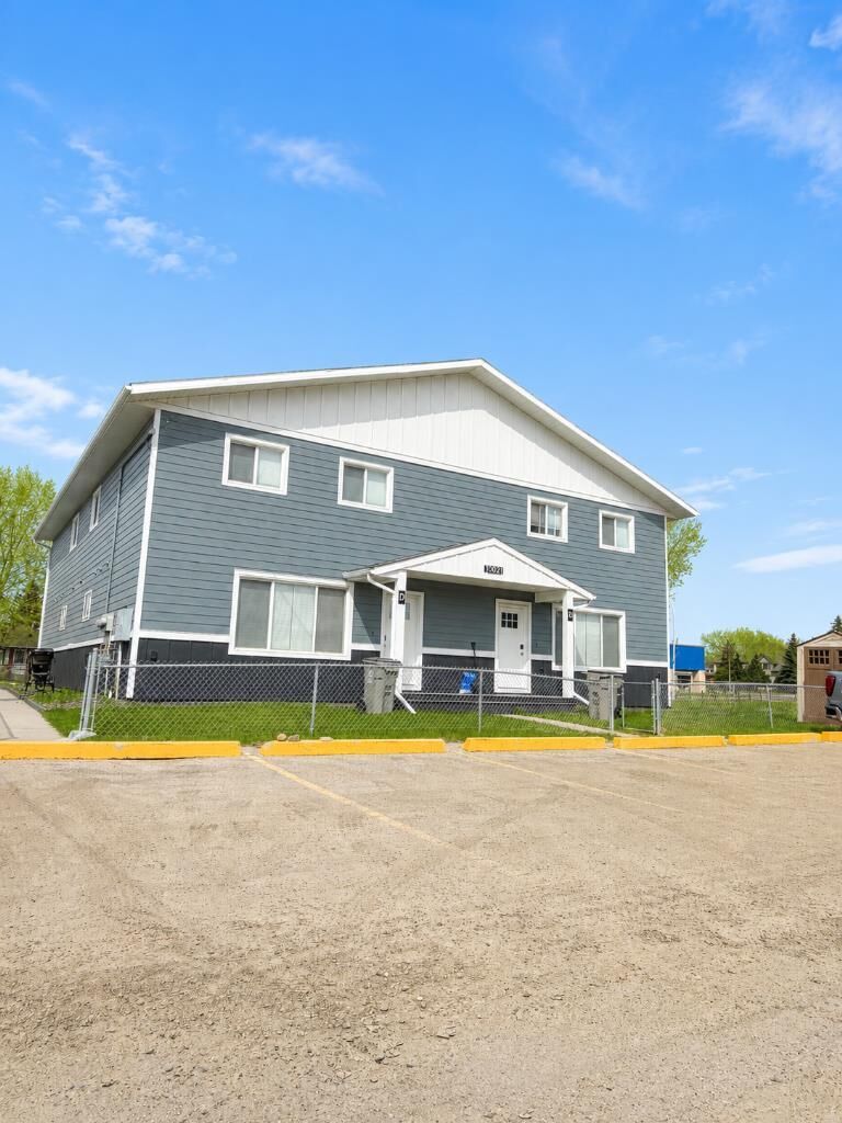 Property Photo: 10021 105 Avenue B AB T8B 1H2