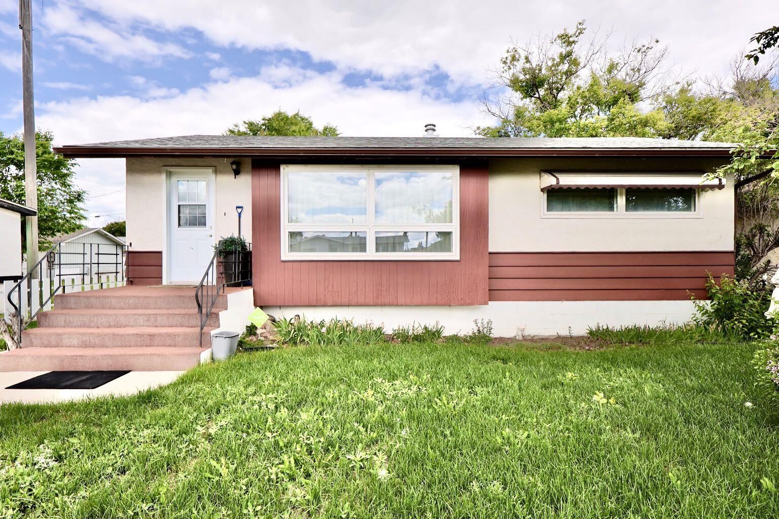 Property Photo:  422 3 Avenue E  AB T0J 2J0 