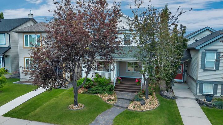 Property Photo:  666 Evermeadow Road SW  AB T2Y 4W7 