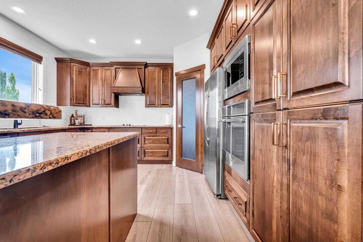 Property Photo:  452 Evergreen Circle SW  AB T2Y 0H2 