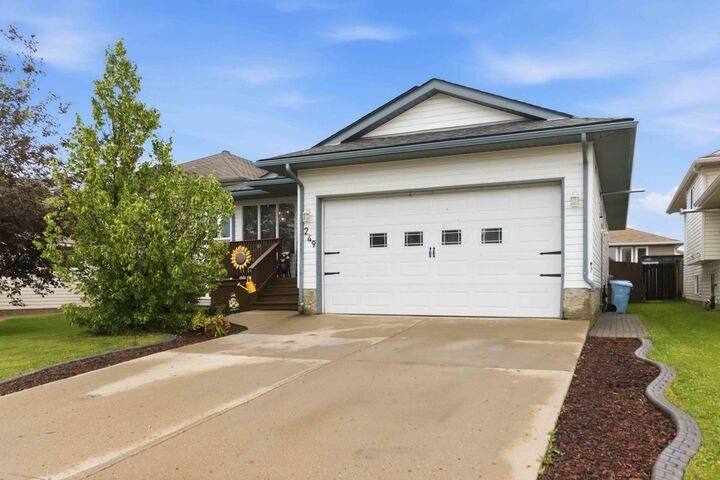 249 Fox Crescent — photo 1