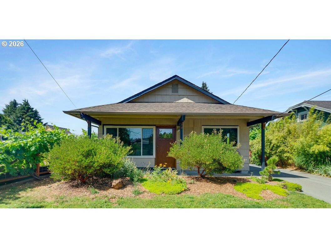 Property Photo:  8329 SE Morrison St  OR 97216 