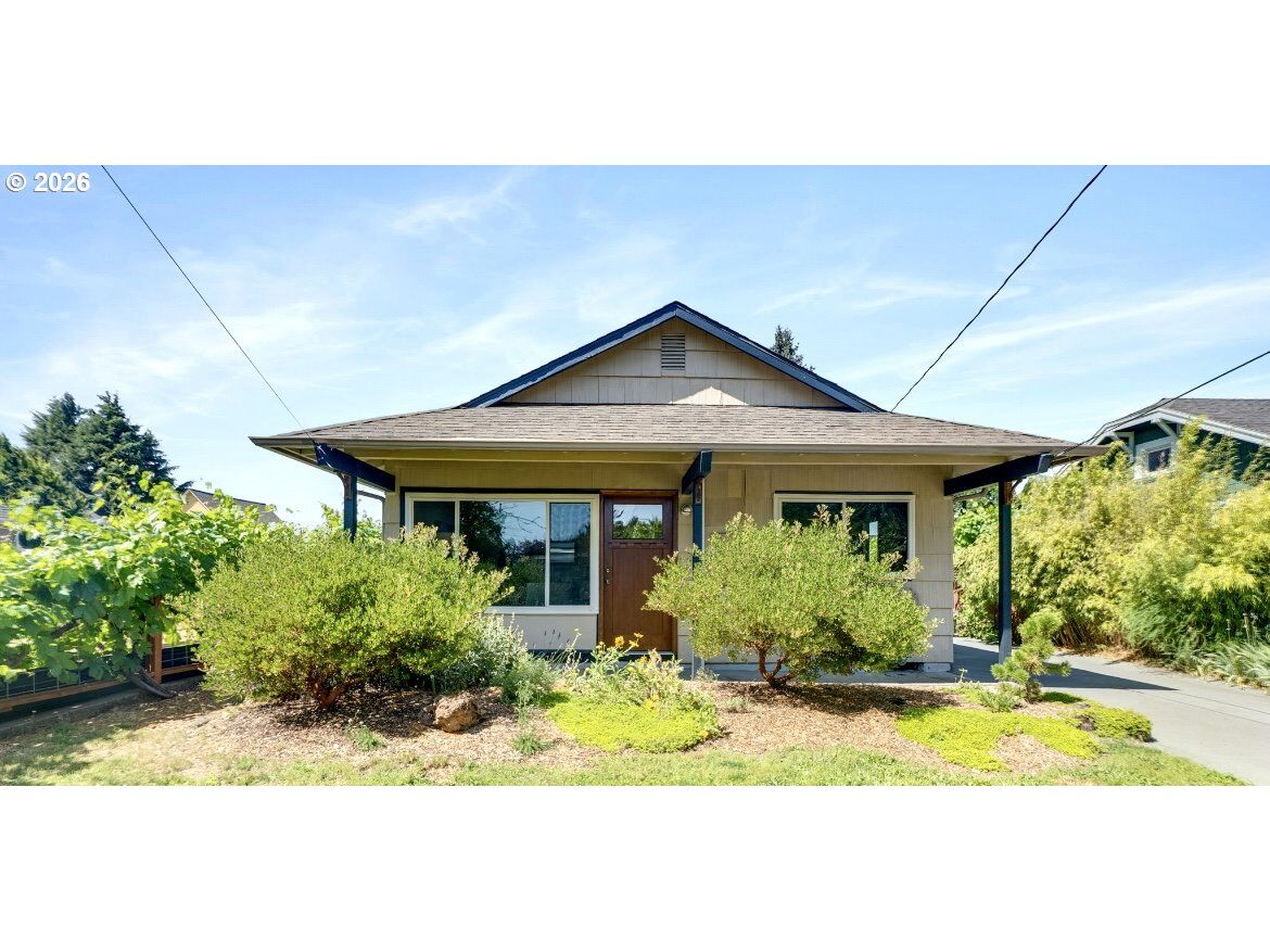 Property Photo:  8329 SE Morrison St  OR 97216 