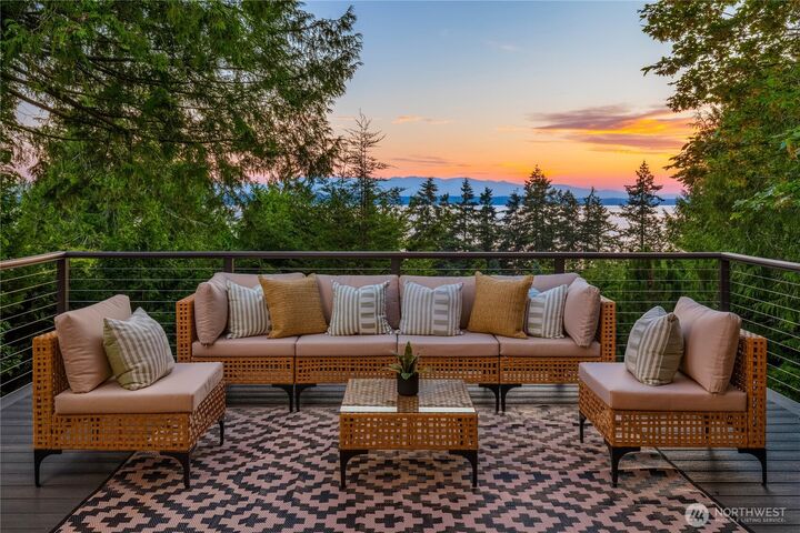 Property Photo:  18730  94th Avenue W  WA 98020 