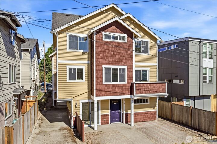 Property Photo:  5013  40th Avenue NE  WA 98105 