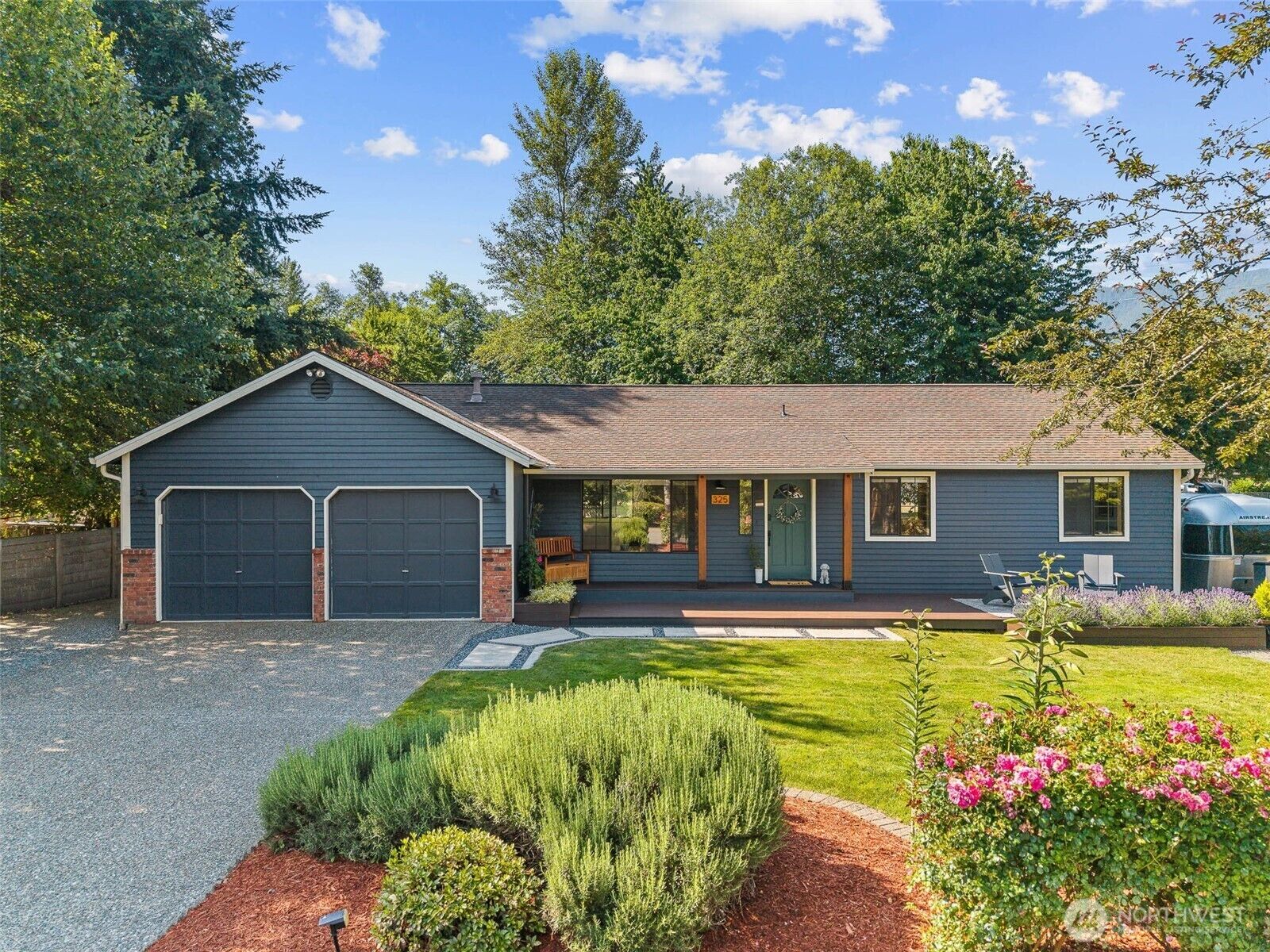 Property Photo:  325 NE 4th Street  WA 98045 