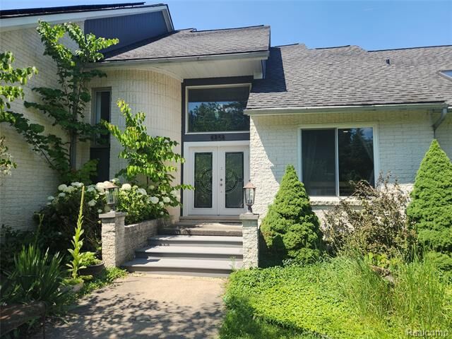 Property Photo: 6858 Brockhurst Boulevard MI 48322