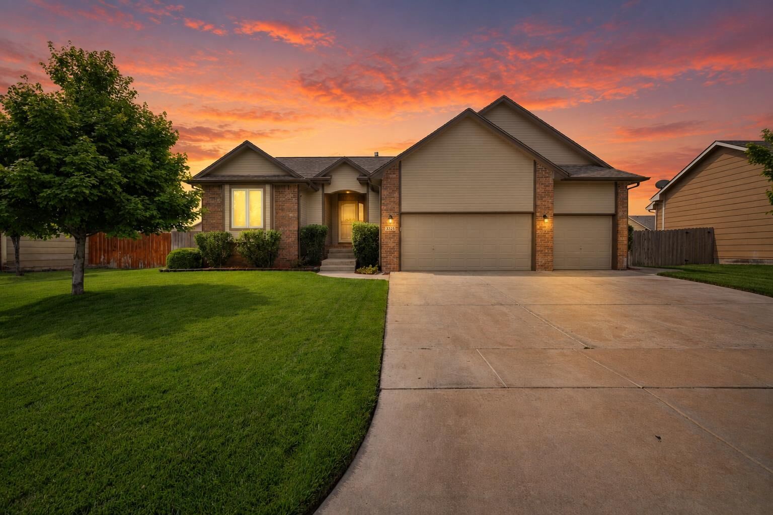 Property Photo:  3225 S Bluelake Ct  KS 67215-1022 