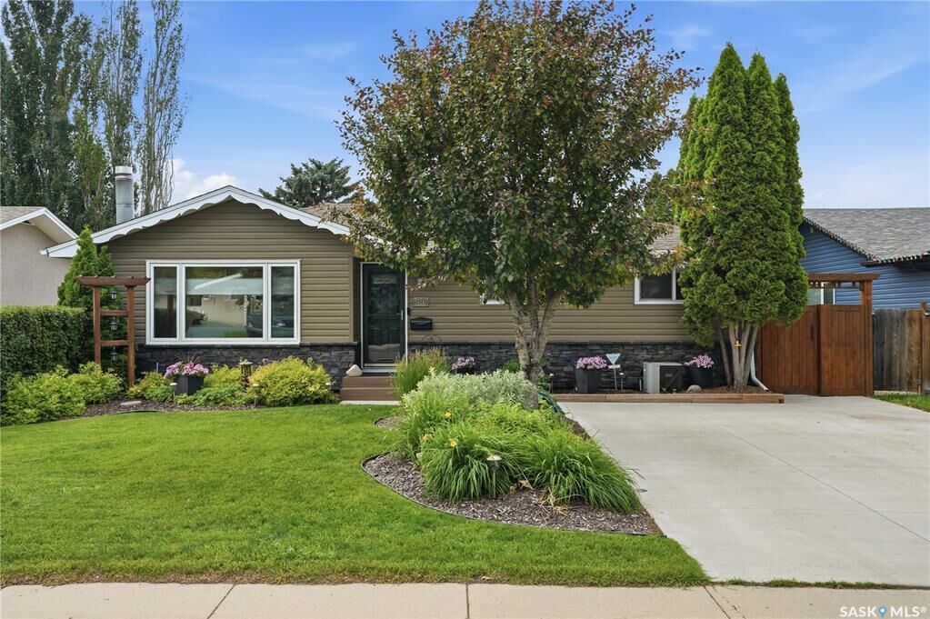 Property Photo:  88 Sparling Crescent  SK S7H 3H2 