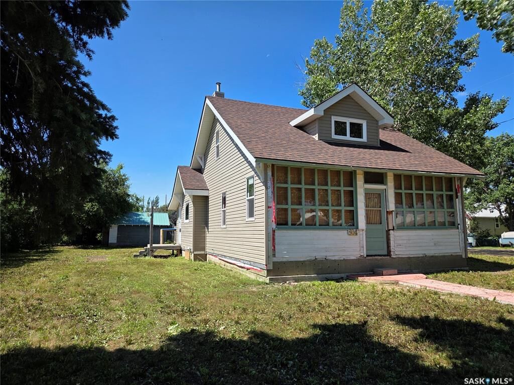 Property Photo:  304 1st Avenue  SK S0G 0V0 