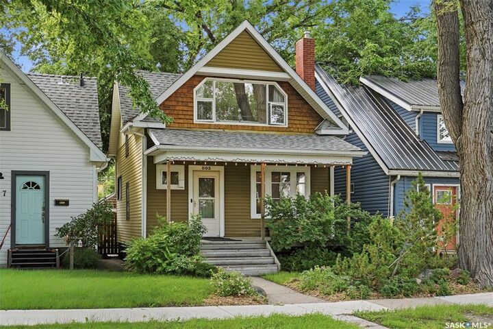 Property Photo:  805 H Avenue S  SK S7M 1X3 